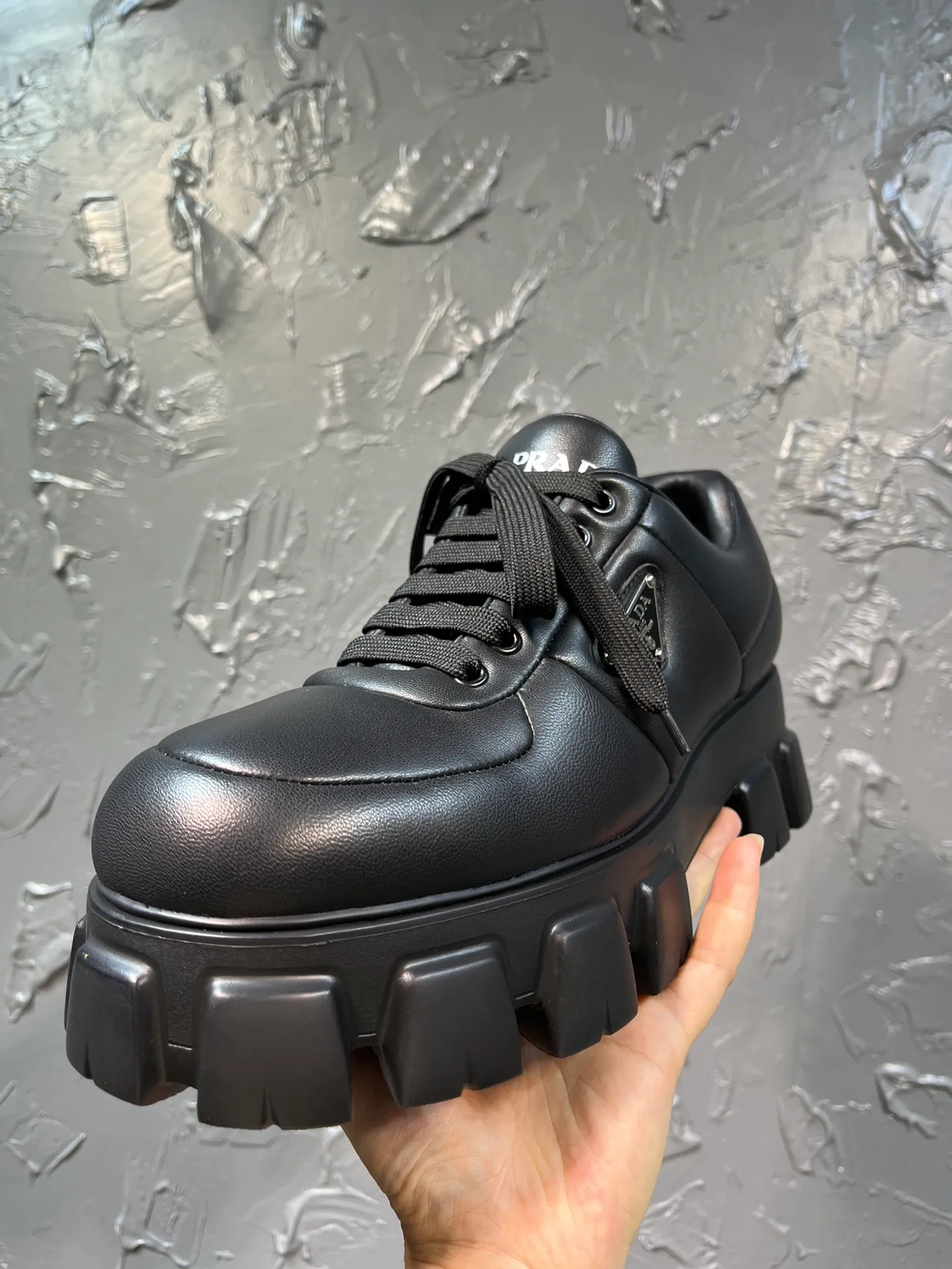 Men's shoes 💰820💰 🔥🔥🔥Top version 2025 new Prada Prada triangular enamel logo, round toe bolder shoes, bread shoes, developed one to one with the original version, outsole one to one private molding, the fabric is imported sheepskin, lining imported sheepskin, foot pad sheepskin, sole height 5cm, outsole original rubber foam sole, code number 39-46